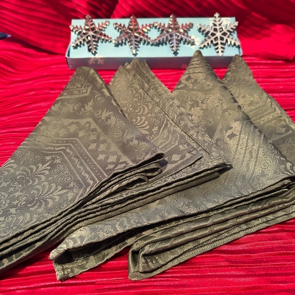 Vintage snowflake napkin holders and 4  Olive Green Patterned Napkins-